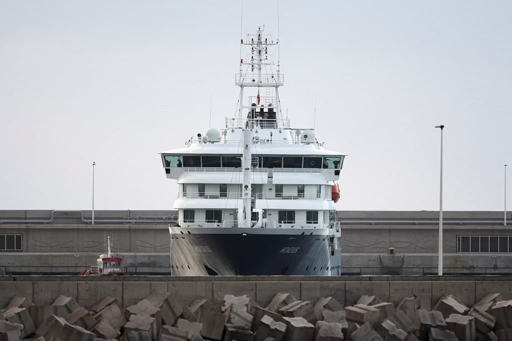 Épidémie de hantavirus sur un navire de croisière : des membres d'équipage, dont des Ukrainiens, restent à bord en route vers les Pays-Bas