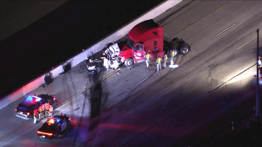 Deux personnes tuées dans un accident impliquant un semi-remorque sur une autoroute de Los Angeles