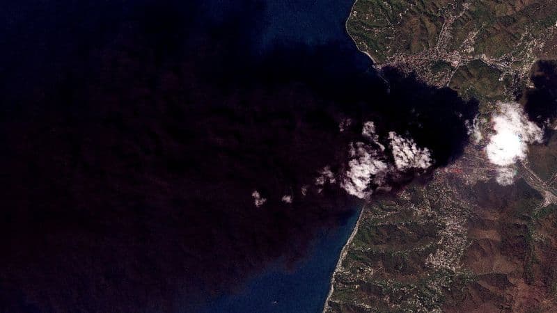 Un incendie fait rage dans un port russe après des attaques de drones ukrainiens ; deux morts