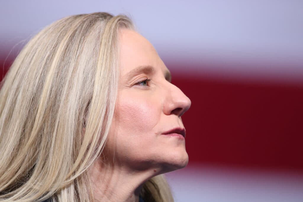 Gouverneure Spanberger veut limiter les hausses de tarifs d'électricité liées aux centres de données