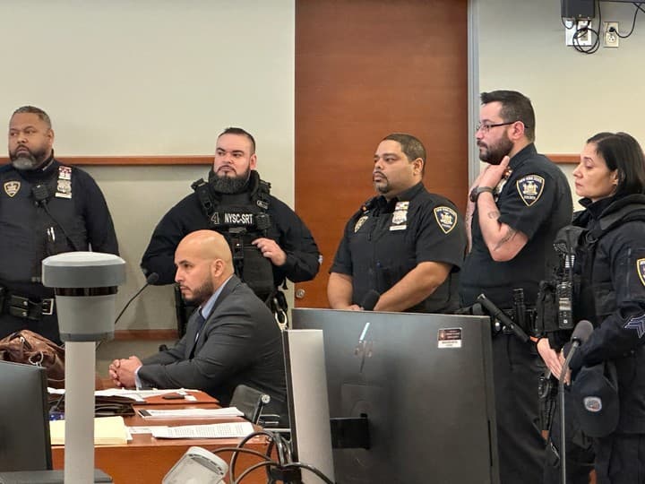 Policier de New York reconnu coupable de la mort d'un homme après avoir lancé un réfrigérateur