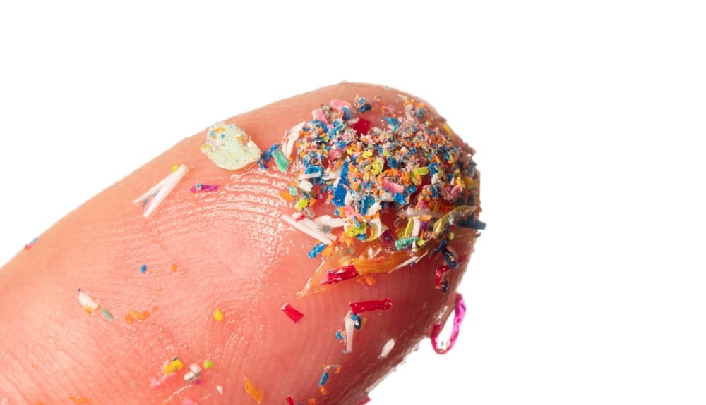 Les microplastiques colorés sont un contributeur caché au réchauffement climatique, selon une étude