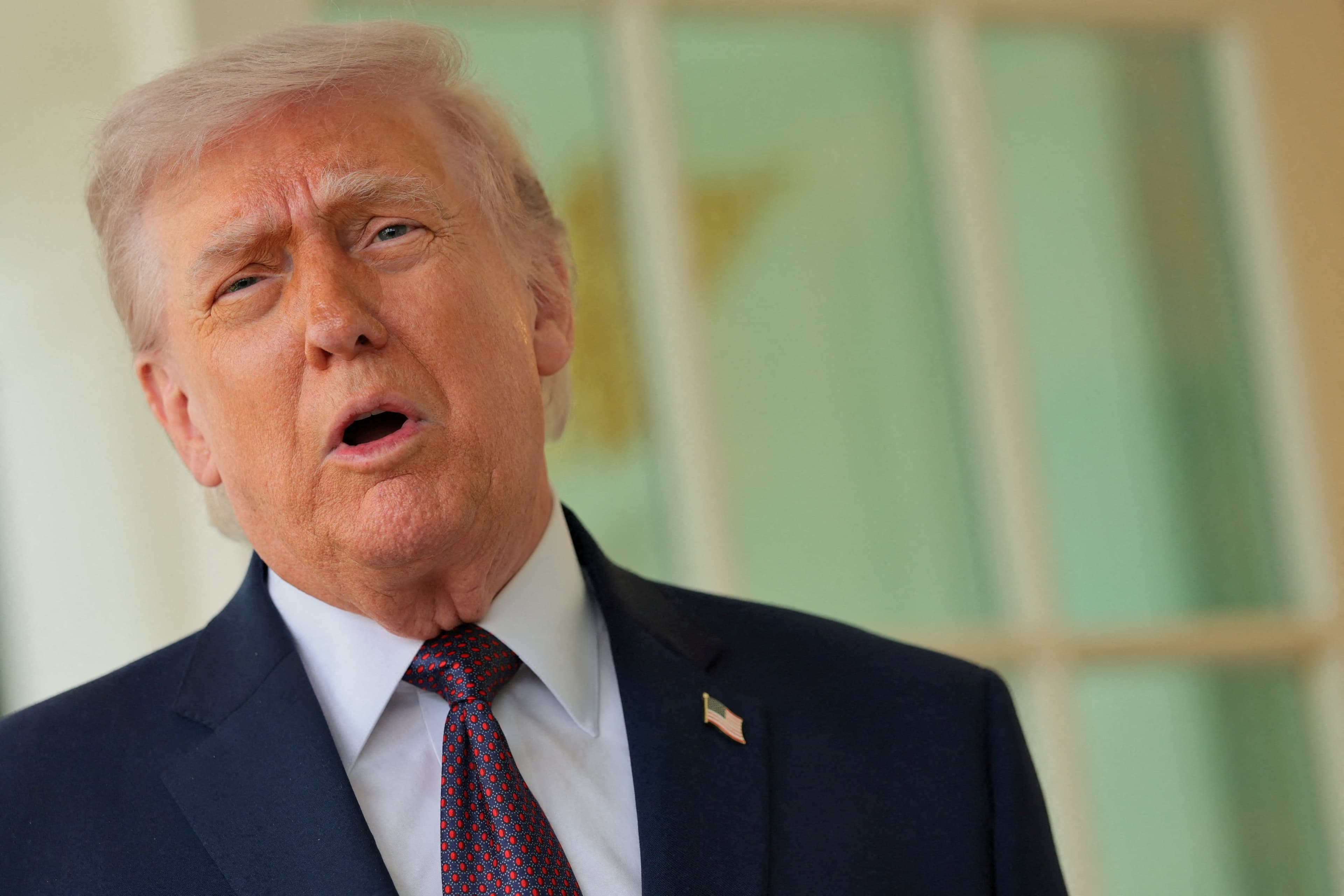 Trump menace l'Iran après l'échec des négociations, le prix du pétrole grimpe, des millions de personnes risquent la pauvreté